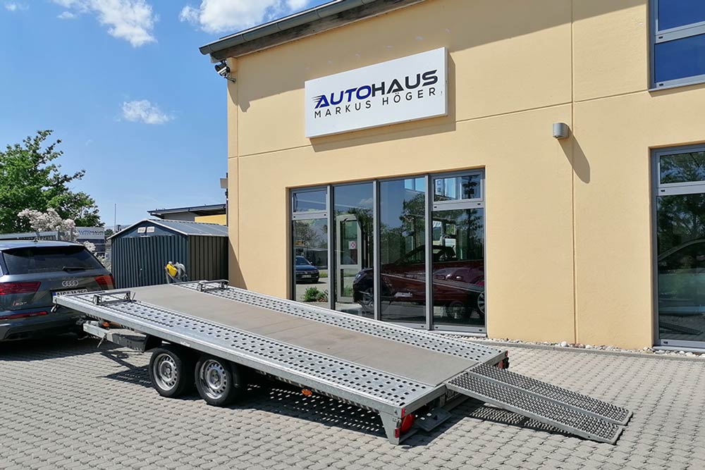 Autotransportanhänger bei Autohaus Markus Höger