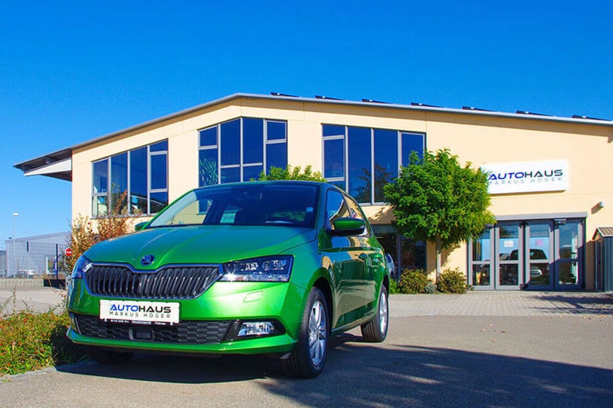 zu sehen ist das ein grüner Skoda, der vor dem Autohaus Höger steht. 