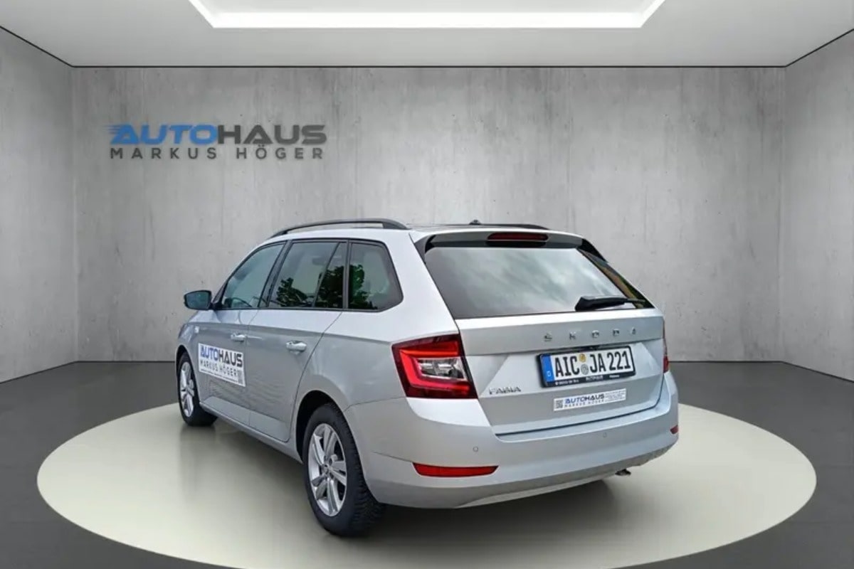 zu sehen ist ein silberner Fabia von hinten