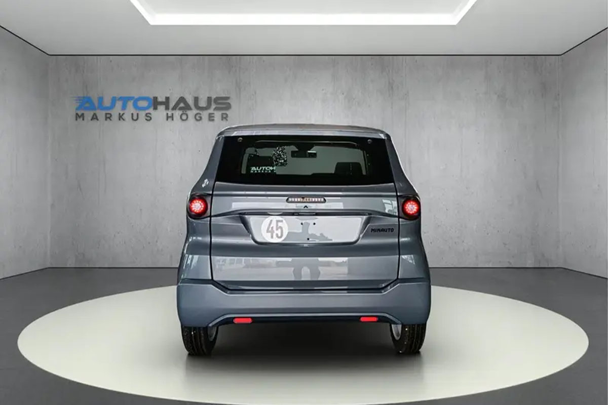 grauer Aixam Minauto von hinten