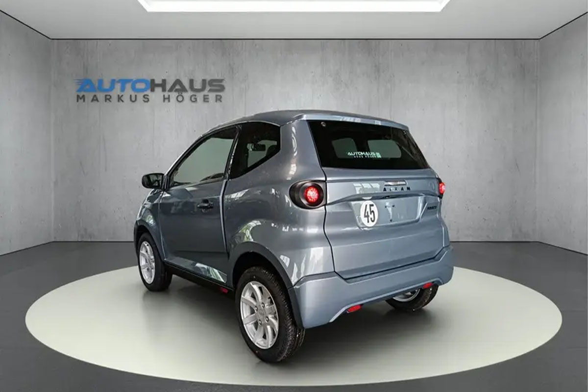grauer Aixam Minauto von hinten