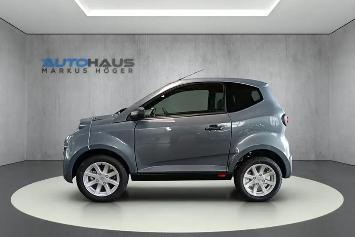 grauer Aixam Minauto von der Seite